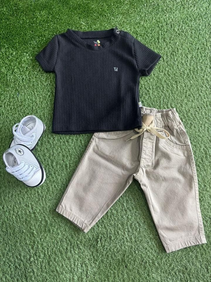 Conjunto Camiseta Negra y Beige - imagen 1